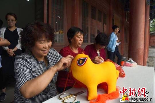 6月9日,山西省长治市黎城县在城隍庙举办黎侯虎技能大赛,39名选手比拼具有千年历史的国家级非物质文化遗产黎侯虎的制作技艺。 黎城县新闻中心王建敏 供图 摄